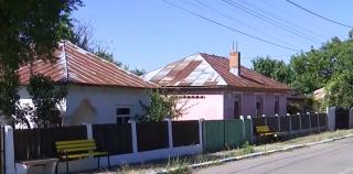 Comuna fără canalizare sau apă potabilă unde primăria a cumpărat 100 de bănci din lemn cu 25.000 de euro