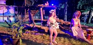 Defilare de modă inedită în ţarcul leilor de la Zoo Târgu Mureş: creaţii sustenabile, aplaudate de public