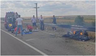 Doi motocicliști, răniţi după ce s-au izbit într-o curbă pe un drum din Constanța. O motocicletă a ars complet