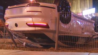 Un tânăr s-a răsturnat cu maşina într-o staţie de tramvai din Sectorul 5, după o întrecere. "Avea 120 km/h"