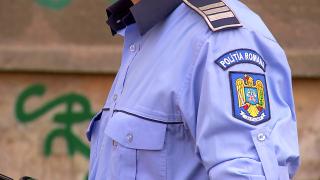 Poliţist din Mureş, acuzat că şi-a bătut iubita de doar 18 ani mai multe zile la rând. Ce au decis colegii săi