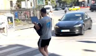 Nu văd pericolul din cauza ecranelor. Şoferii şi pietonii, mai atenţi la telefon decât la trafic