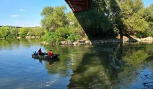 Un tânăr a murit, iar o adolescentă s-a salvat în ultima clipă, după ce au căzut în râul Mureş