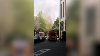 Alertă în Bucureşti, după ce un incendiu a izbucnit la acoperişul Restaurantului Mărul de Aur
