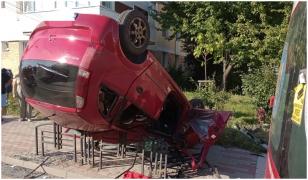 Accident violent la Piatra Neamţ. Şofer prins între fiare după ce altul a trecut peste linia dublă continuă
