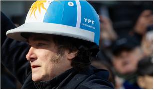 Preşedintele Argentinei, atacat cu pietre pe stradă, în plină campanie electorală. Momentul, filmat