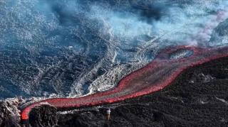 Zona vulcanului Etna, interzisă pentru turişti. Râuri uriaşe de lavă se scurg de pe versanţi