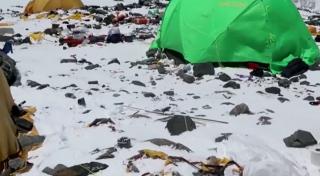 Cum a ajuns Everest cel mai înalt container de gunoi. 300 de kg de deşeuri, strânse deja cu drone