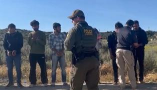 14 români arestaţi în SUA riscă deportarea. 10 dintre ei erau înghesuiţi într-o maşină