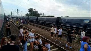 Locomotivă în flăcări pe ruta Constanţa-Bucureşti. 1.300 de pasageri au rămas blocaţi pe şine