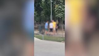 Scene violente într-un parc din Brăila. Un bărbat a agresat un adolescent care se plimba cu bicicleta