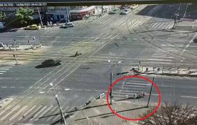 Momentul în care un trotinetist loveşte mortal o femeie de 71 de ani, în Bucureşti. E cercetat pentru ucidere