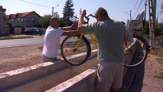 Finalul coşmarului pentru localnicii cu maşinile blocate în curţi. Zidul de peste 80 de cm va fi dărâmat