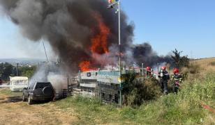 Incendiu violent într-un cartier din municipiul Suceava. O femeie de 61 de ani a ajuns la spital