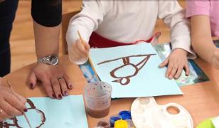 Un bunic a luat acasă de la grădiniţă copilul unei alte familii. Educatoarea, considerată vinovată