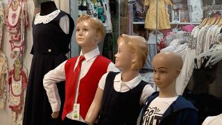 Uniforma şcolară, în varianta 2025. Tricou şi hanorac în loc de cămaşă şi sacou