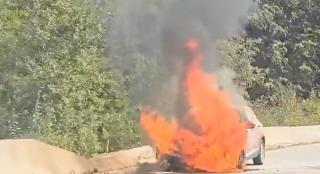 Maşină mistuită de flăcări, în drumul spre Rânca. În autoturism se aflau două persoane