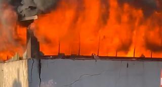 Incendiu de proporţii la un depozit de ulei alimentar, din Galaţi. Clădirea a ars din temelii