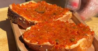 Cât costă zacusca de casă în 2025. Scumpirile au lovit şi în prețurile din piețe