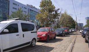Liniile de tramvai din Capitală s-au transformat în parcări. Şoferii îşi lasă maşinile în mijlocul străzii