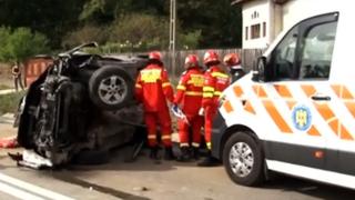 Accident grav, cu 6 răniţi, după ce o maşină a izbit un cap de pod şi s-a răsturnat. Ar fi explodat un cauciuc