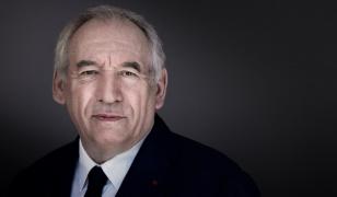 Franța, pe marginea prăpastiei politice. Guvernul a fost demis