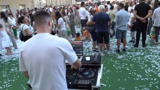 Prima zi de școală, între proteste și sărbătoare: la Timișoara, un colegiu a început cu o petrecere în curte