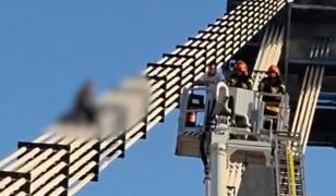 Bărbatul care s-a urcat din nou pe podul Agigea, convins după 5 ore să coboare. Va fi internat la Psihiatrie