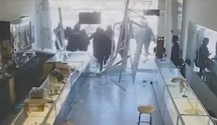 Jaf ca-n filme în California. Au intrat cu mașina într-un magazin și au furat bijuterii de 100.000 $