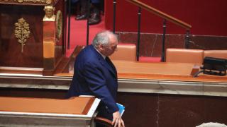 Macron, obligat să numească al cincilea premier din ultimii 2 ani. Francezii au sărbătorit căderea Guvernului