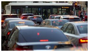 Anul şcolar a început la prima oră în trafic. Capitala, blocată