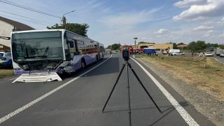 Impact fatal în Timiş: un bărbat a murit înfipt cu maşina într-un autobuz cu 15 pasageri. N-a avut nicio şansă