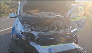 Maşină de poliţie în misiune, făcută praf în Mehedinţi. Autospeciala a proiectat o maşină într-un cap de pod