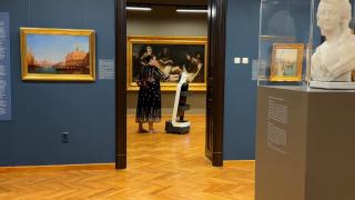 Robo, primul supraveghetor-robot dintr-un muzeu din România: "Nu mă încântă tehnica aceasta"