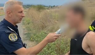 Tânăr prins de polițiști după ce a abandonat mașina și a fugit pe dealuri. Cât l-a costat "aventura"