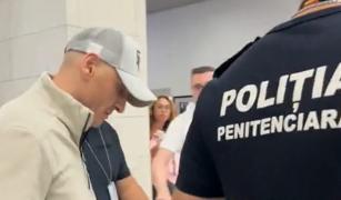 Infractor român pe lista "Most Wanted", capturat în UK şi adus în ţară. Racola tinere și le exploata în Europa