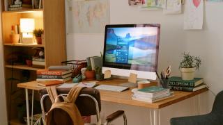 Câţi bani au dat părinţii care au ales să comande online rechizitele copiilor. Comenzile, plasate din timp