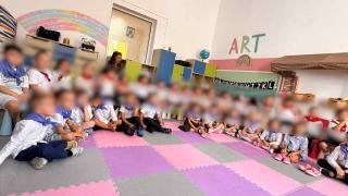Copiii de la o grădiniţă din Satu Mare, îmbrăcaţi în pionieri şi "şoimi ai patriei". S-a deschis dosar penal