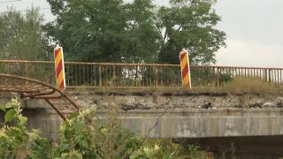 Podul din Brașov care stă să cadă. Balustrade rupte, trotuar prăbușit și asfalt măcinat sub TIR-uri