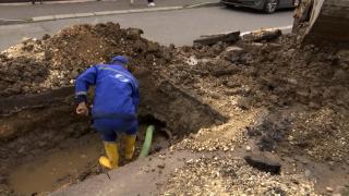 Jumătate din apa potabilă din Braşov nu ajunge în locuinţe. Reţeaua centrală cedează