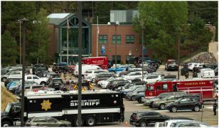 Atac armat comis de un elev la un liceu din Denver. Trei adolescenţi, inclusiv atacatorul, în stare gravă