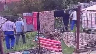 Momentul în care o femeie din Caraş e atacată de câinele ei. Poliţist: Am glonţ pe ţeavă, dacă vine îl împuşc