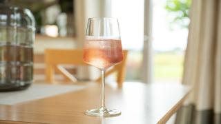 Numărul cazurilor de copii intoxicaţi cu alcool creşte periculos