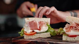 Pacheţelul pentru şcoală pierde teren în faţa fast food-ului. Ce ar trebui să le ofere părinţii copiilor