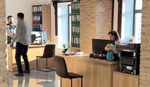 Primăria cu 9 angajaţi. Toate departamentele sunt amenajate într-un singur birou: "Foarte organizaţi"