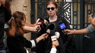 Femeia care a intrat cu 6 cuţite în Parlament i-a uimit pe anchetatori. AUR s-a delimitat de incident