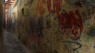 Strada Sforii, atracție turistică a Brașovului, vandalizată din nou. Pereții, plini de inscripții