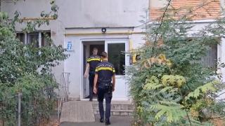 "I-a smuls cerceii din aur". Bătrână atacată şi jefuită în scara unui bloc din Galați. Hoţul este de negăsit