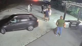 Şofer beat, filmat cum dă cu spatele, izbește un grup de tineri, apoi își continuă cursa nebună pe șosea