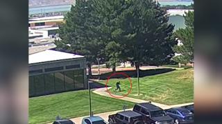 Momentul în care asasinul lui Charlie Kirk sare de pe acoperişul unei clădiri şi fuge după atac